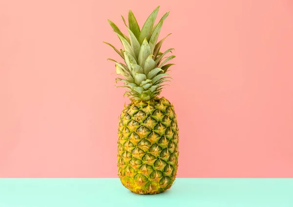 Ananas maturo fresco su sfondo di colore — Foto Stock