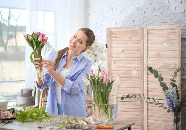 Decorador Femenino Creando Hermoso Ramo Mesa —  Fotos de Stock