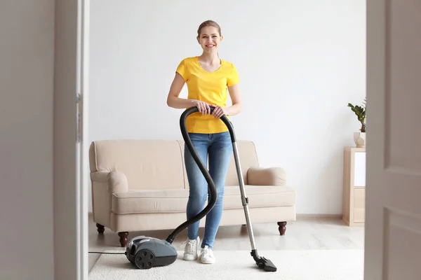 Alfombra Limpieza Mujer Joven Con Vacío Sala Estar — Foto de Stock