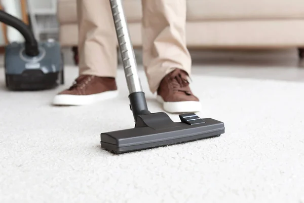 Man Schoonmaak Tapijt Met Vacuüm Woonkamer — Stockfoto