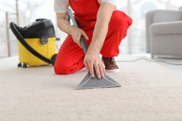 Pekerja Laki Laki Membersihkan Karpet Dengan Vakum Ruang Tamu — Stok Foto