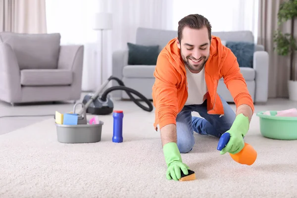 年轻人在家里清洗地毯 — 图库照片