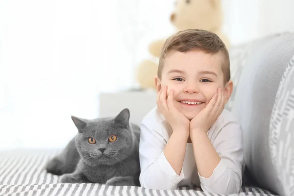 Petit Enfant Mignon Avec Chat Maison — Photo