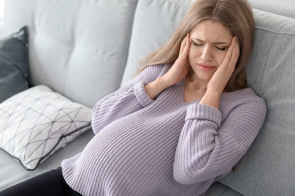 Mujer Embarazada Joven Que Sufre Dolor Cabeza Casa — Foto de Stock