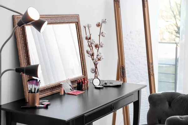 Kosmetika Och Verktyg Toalettbord Nära Spegel Makeup Rum — Stockfoto