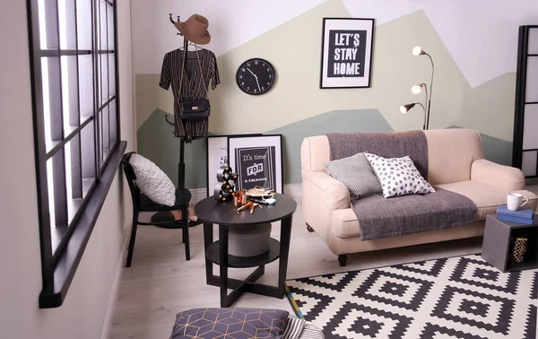 Stilvolles Wohnzimmer Mit Gemütlichem Sofa Und Kleinem Tisch — Stockfoto