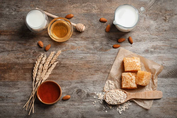 Vacker komposition med mjölk och honung på trä bakgrund — Stockfoto