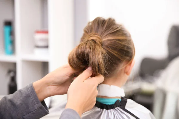 Profesionální Ženské Kadeřnice Pracují Malou Holkou Salonu — Stock fotografie