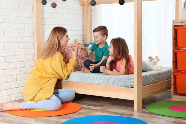 Niñera Niños Pequeños Jugando Casa —  Fotos de Stock