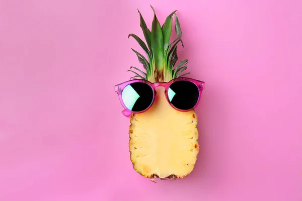 Ananas drôle avec des lunettes de soleil sur fond de couleur — Photo
