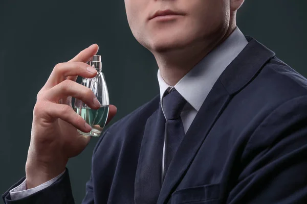 Bonito Homem Terno Usando Perfume Fundo Escuro Close — Fotografia de Stock