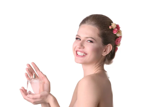 Piękna młoda kobieta z butelką perfum na białym tle — Zdjęcie stockowe