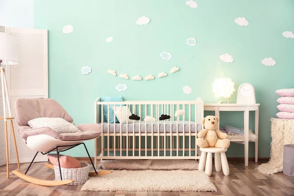 现代婴儿房室内配有婴儿床和摇椅 — 图库照片