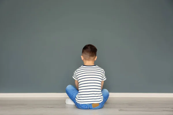Одинокий Мальчик Сидит Полу Комнате Концепция Аутизма — стоковое фото