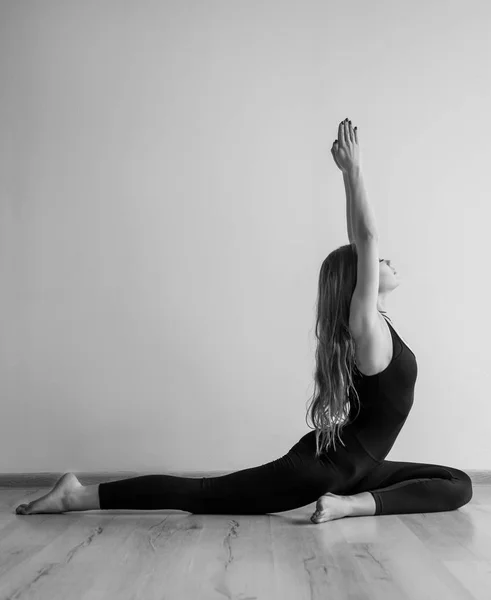 Femeie Tânără Care Practică Yoga Interior — Fotografie, imagine de stoc