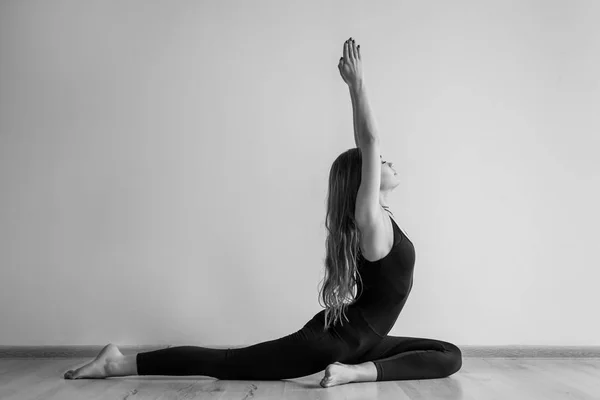 Mujer Joven Practicando Yoga Interiores —  Fotos de Stock