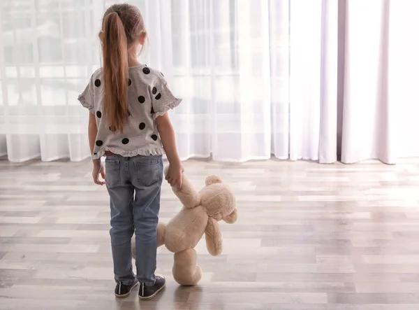 Petite fille solitaire avec jouet à l'intérieur. Concept d'autisme — Photo