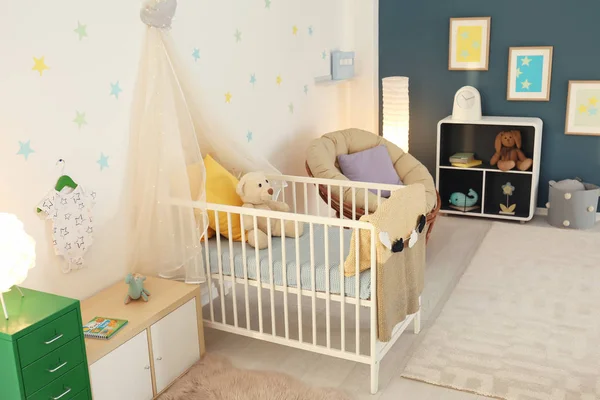 スタイリッシュな赤ちゃんベビーベッド ルーム インテリア — ストック写真