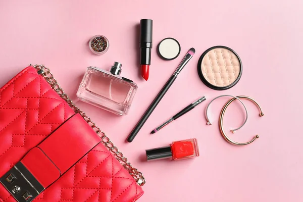 Renk arka plan üzerinde Dekoratif kozmetik ile düz yatıyordu kompozisyon