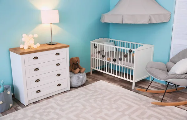 现代室内的轻舒适婴儿房与婴儿床 — 图库照片