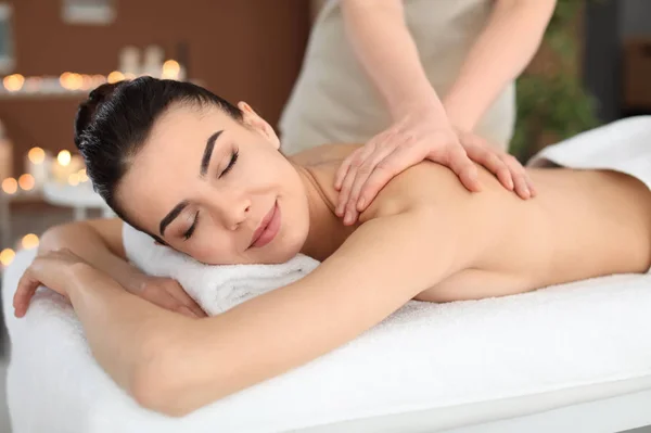 Mujer joven recibiendo masaje en el salón de spa — Foto de Stock