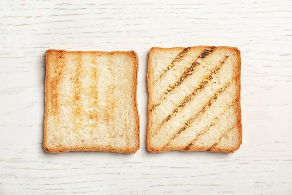 Φρυγανισμένο ψωμί σε ανοιχτόχρωμο φόντο, το top view — Φωτογραφία Αρχείου