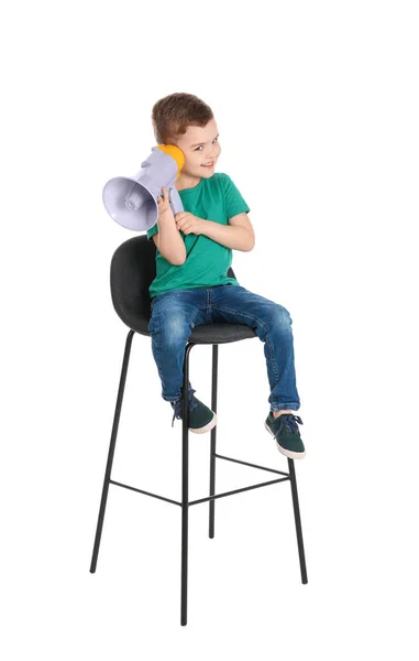 Adorable niño pequeño con megáfono sobre fondo blanco — Foto de Stock