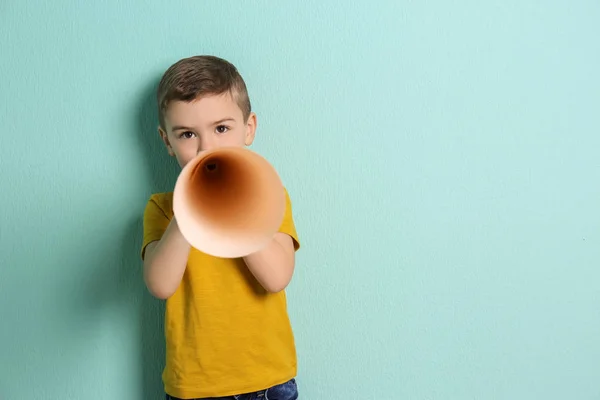 Mały chłopiec z papieru megafon na kolor tła — Zdjęcie stockowe