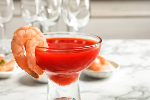 Kaca dengan udang rebus dan saus tomat di atas meja — Stok Foto