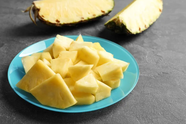 Teller mit frisch geschnittener Ananas auf dem Tisch — Stockfoto