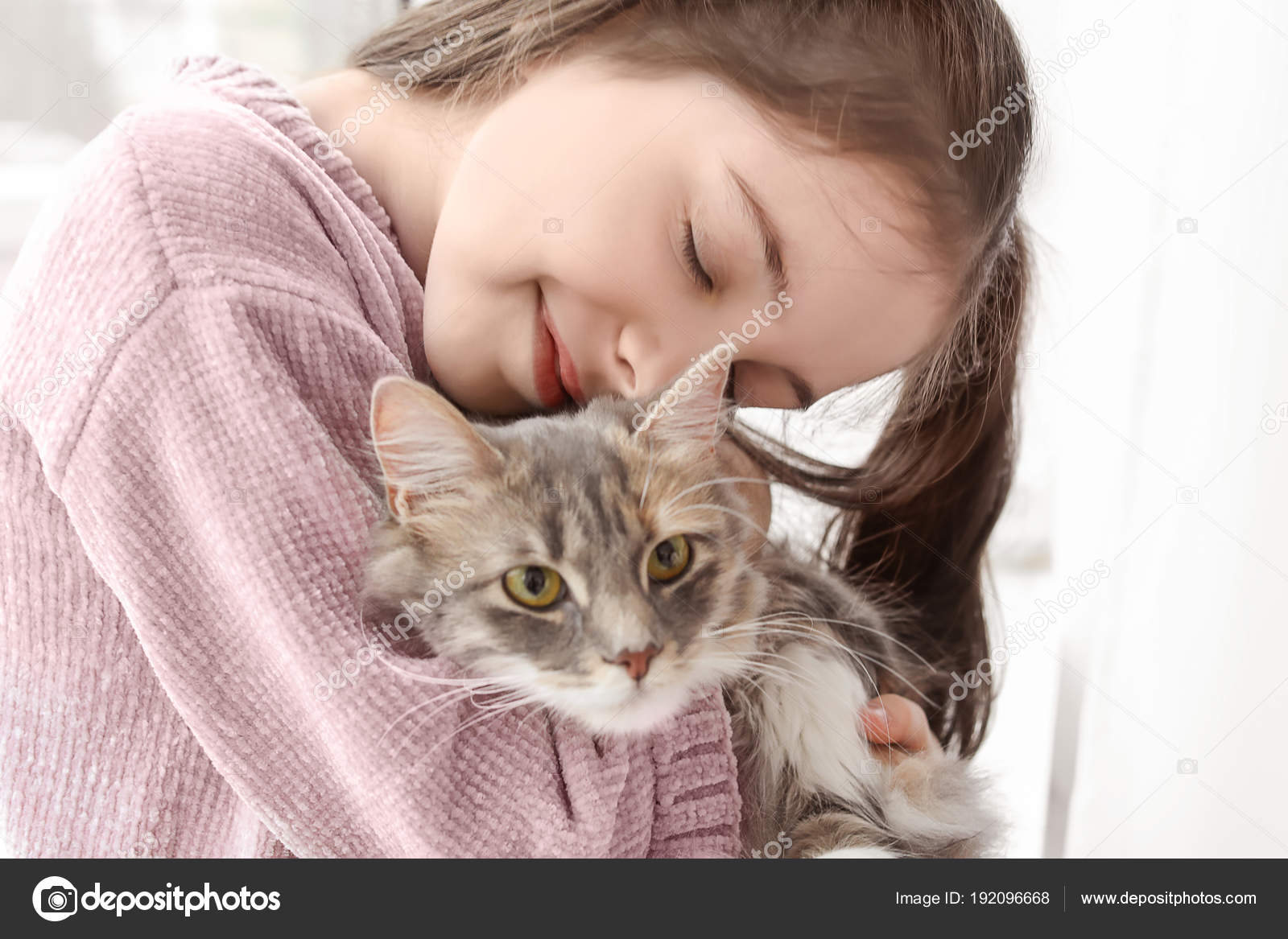 自宅の窓の近くの猫とかわいい女の子 — ストック写真 © 192096668