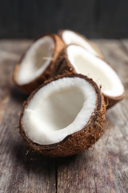 Ahşap masa üzerinde nefis taze hindistancevizi