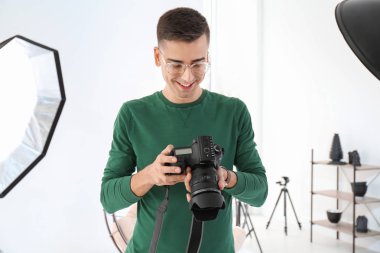 Genç fotoğrafçı profesyonel studio çalışma