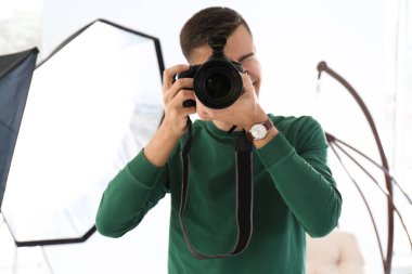 Genç fotoğrafçı profesyonel studio çalışma