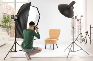 Genç fotoğrafçı profesyonel studio çalışma