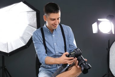 Genç fotoğrafçı profesyonel studio çalışma