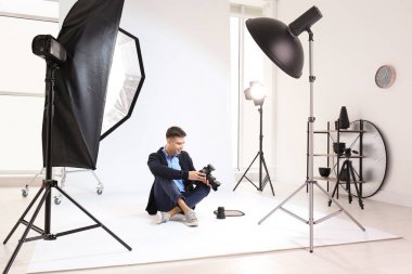 Genç fotoğrafçı profesyonel studio çalışma