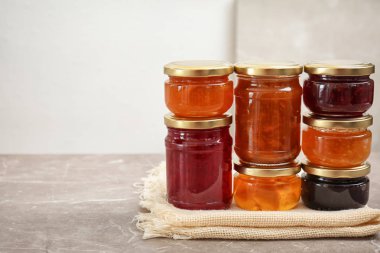 Tablo farklı tatlı reçelli kavanoz