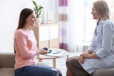 Olgun doktor danışmanlık hasta evde