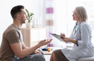 Olgun doktor danışmanlık hasta evde