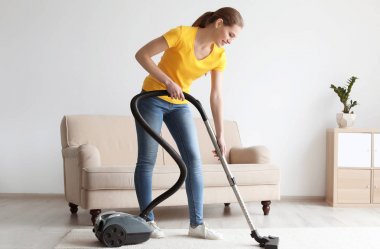 Genç kadın ile vakum oturma odasında halı yıkama