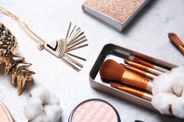 Işık tablosu üzerinde profesyonel makyaj fırçaları ile kompozisyon