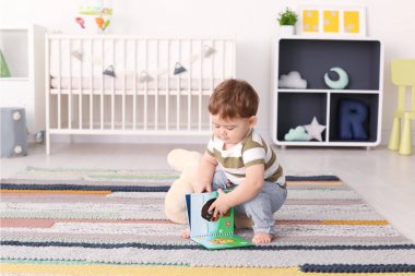 Evinde kitabın katta oturan şirin bebek