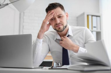 Adam ofiste masada otururken baş ağrısı acı