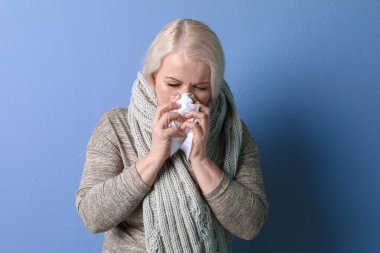 Soğuk renk arka plan üzerinde acı doku ile olgun kadın