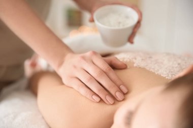 Vücut scrub ile masaj spa salonu sahip güzel ve genç birbayan
