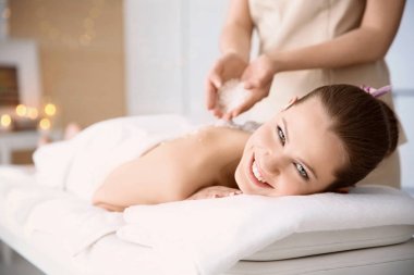 Vücut scrub ile masaj spa salonu sahip güzel ve genç birbayan