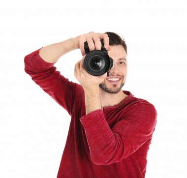 Beyaz arka plan üzerinde kamera ile erkek fotoğrafçı