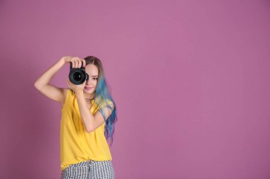 Genç kadın fotoğraf ile fotoğraf makinesi renk arka plan üzerinde