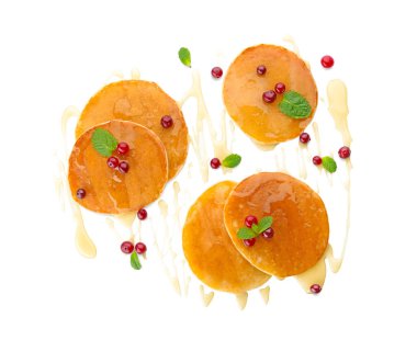 Kızılcık ve beyaz zemin üzerine bal ile lezzetli gözleme